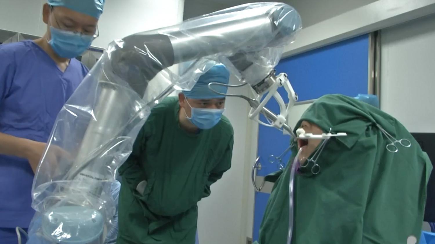 Впервые в истории робот имплантировал человеку зубы
