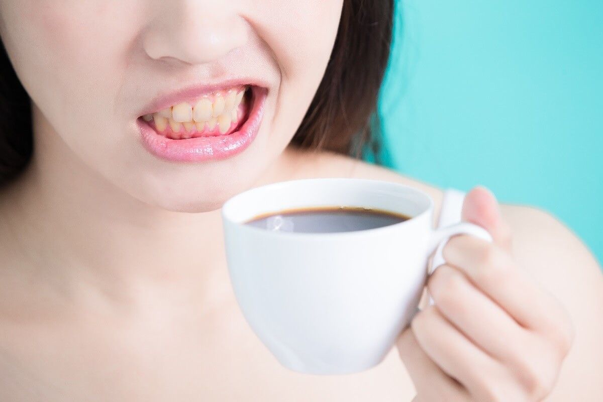 Стоматологи рассказали кофеманам, как сохранить зубы белыми