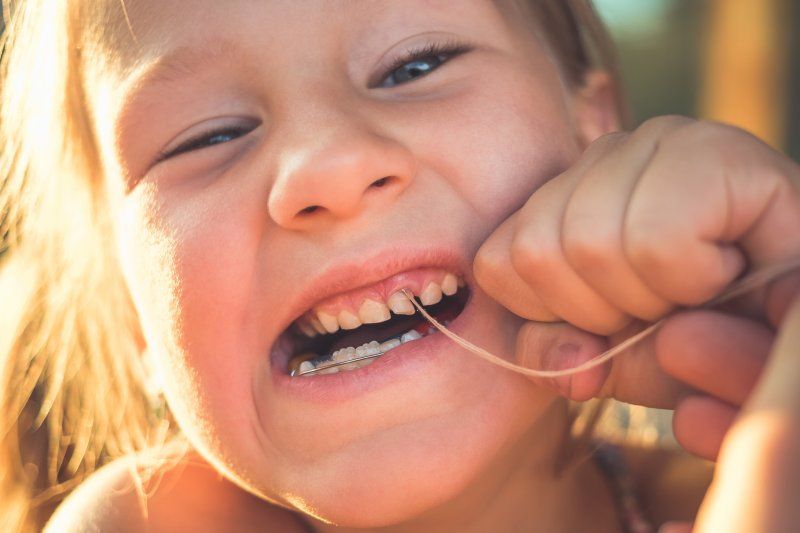 Удалять молочные зубы дома или в стоматологии?