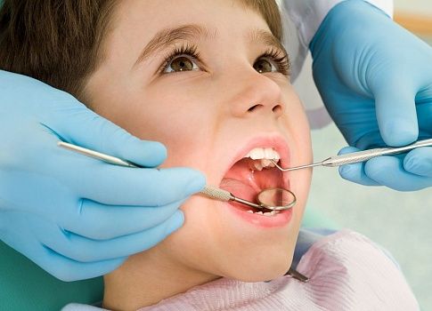 Почему нужно лечить молочные зубы?