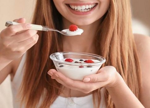 По степени вреда для зубов йогурт сравним с газировкой