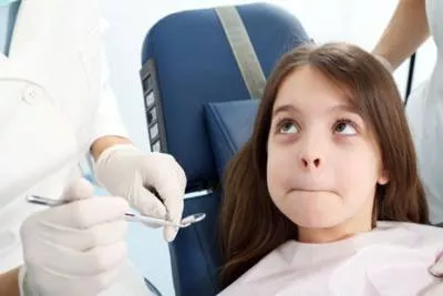 девочка в кресле стоматолога